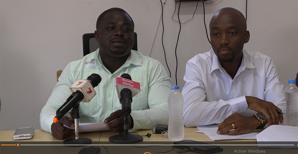Le president de la chambre du commerce Adingra Sebastien a gauche et le commissaire general du Forum a droite qui animent une conference mercredi 17 juin 2026 a Bouafle